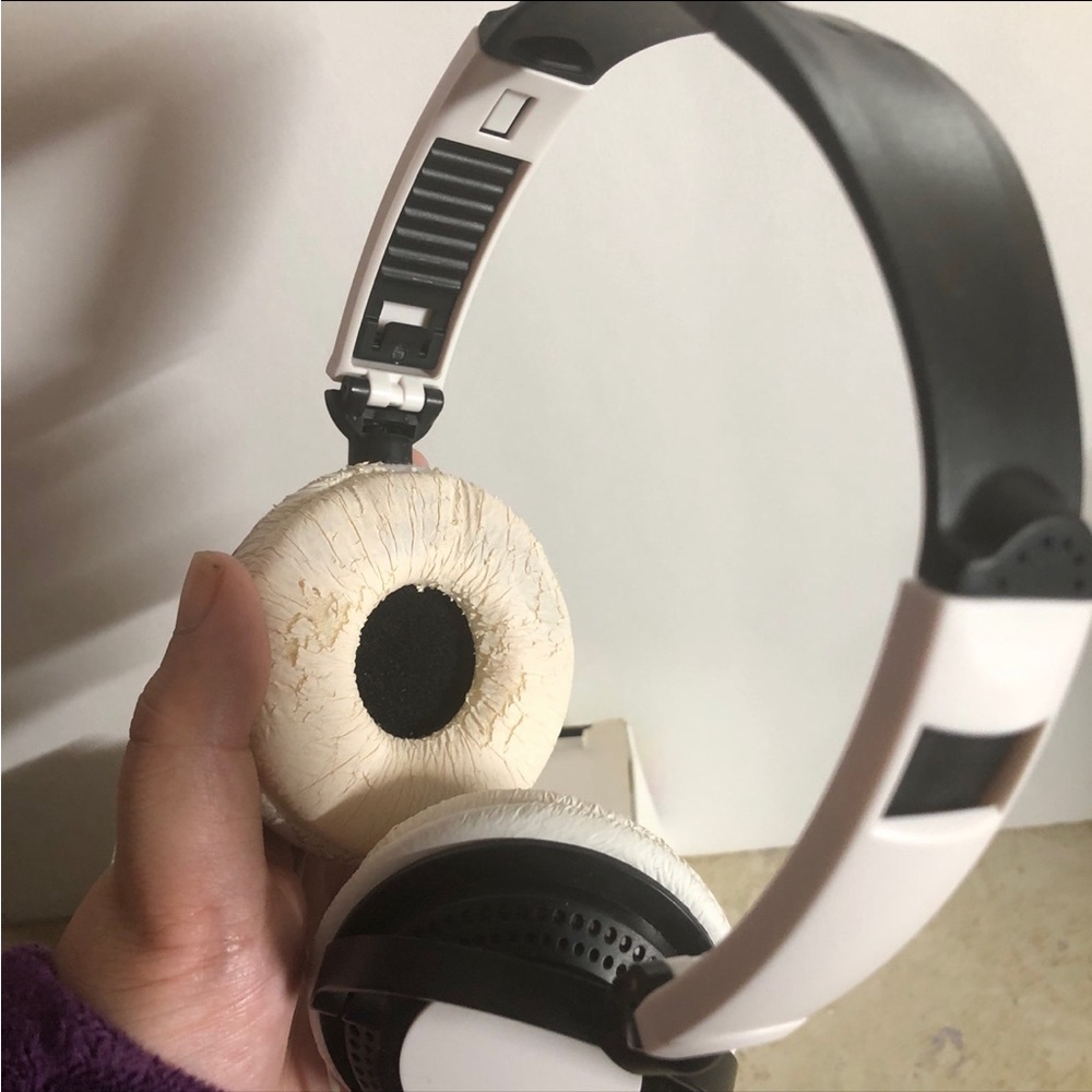 Digital Gadgets Black and White DJ Style On Ear Wired Headphones - Picture 3 of 8